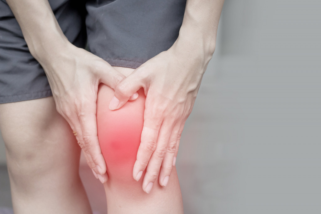 knee pain to a person